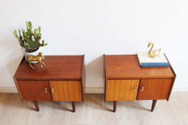 Set vintage nachtkastjes op slanke pootjes. Houten retro Mid Century kastjes