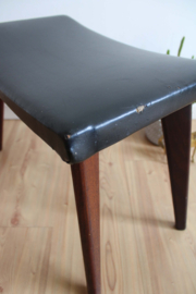 Vintage voetenbankje met zwarte bekleding. Houten retro kruk/luiwammes