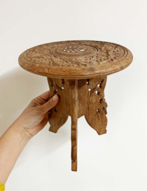Klein handgesneden tafeltje uit India. Houten vintage plantentafel