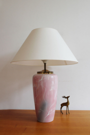 Roze keramieken vintage lamp. Grote pastelkleurige tafellamp met kap.