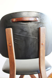 Houten retro stoel met zwart skai. Vintage stoeltje