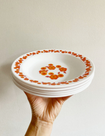 Set van 5 vintage borden - Arcopal -Lotus.  Retro bordjes met oranje bloemen