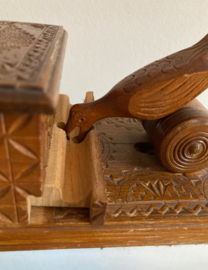 Houten vintage sigarettendoos met vogel.  Handgesneden doosje met mechanische vogel