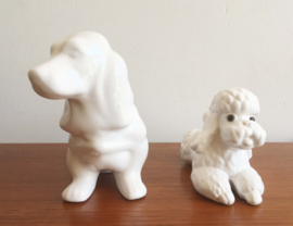 2 vintage honden beeldjes van wit aardewerk. Retro teckel en poedel beeldje