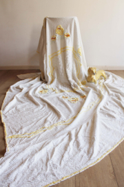 Grote vintage chenille sprei. Witte retro sierdeken met gele bloemen