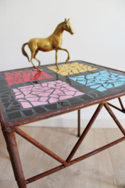 Kleurrijk bijzettafeltje met stenen blad. Vintage tafel met Mozaïek.