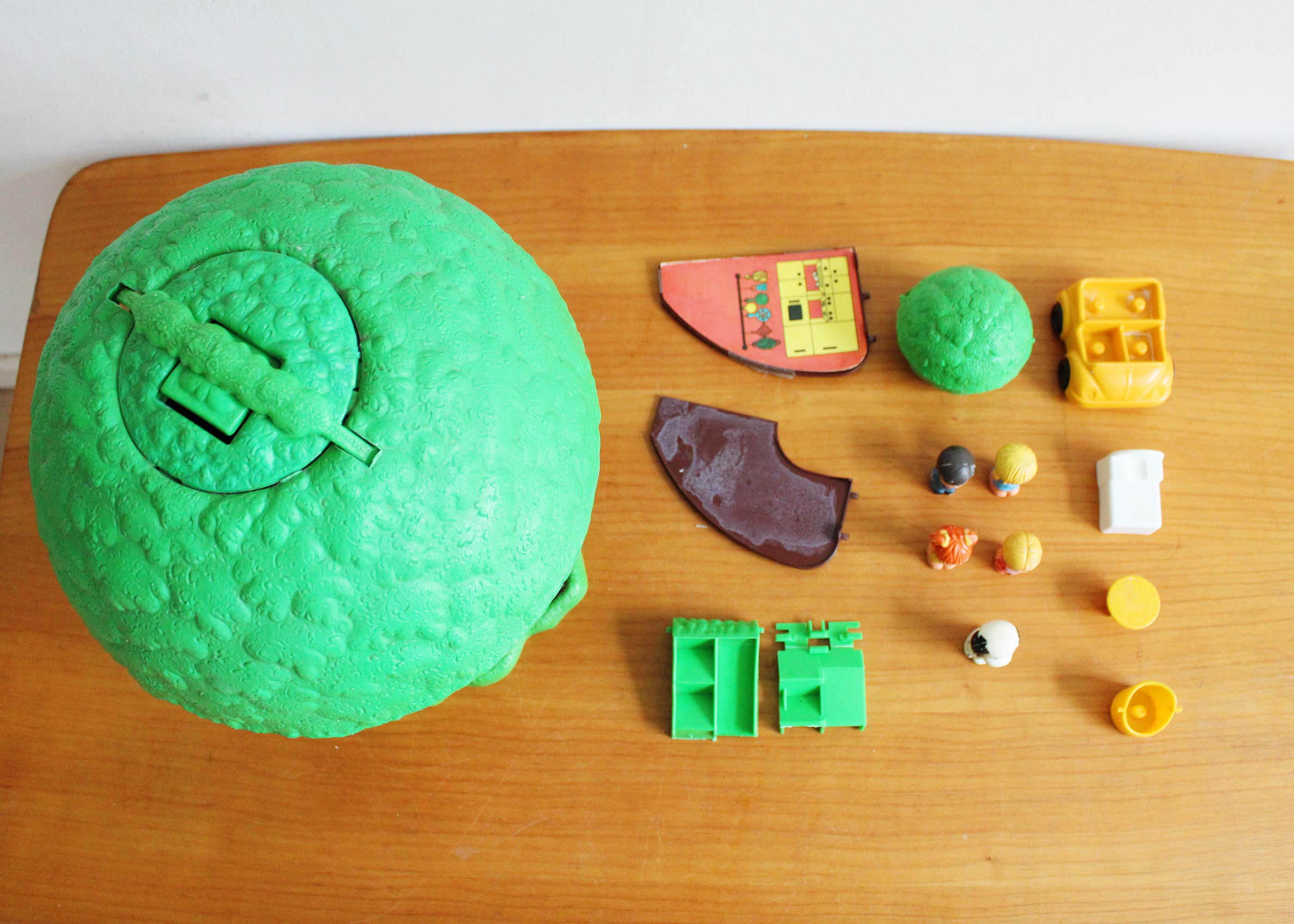 Vintage speelboom met Tree Tots family, incompleet. Retro TreeHouse met poppetjes