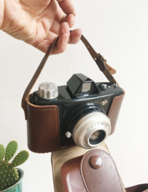 Vintage fotocamera -Camera Agfa click II . Retro fototoestel in hoes