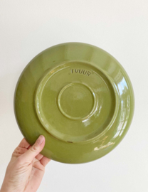 Groene vintage taartschaal met gebaksbordjes. Set aardewerk retro bordjes.