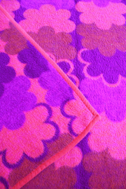 Tweepersoons vintage deken van Didas. Retro vegan sprei van dralon, paars / roze