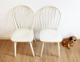 Set van 2 witte stoelen. Houten vintage spijlenstoelen