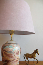 Roze keramieken vintage lamp. Grote pastelkleurige tafellamp met kap.