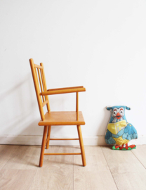 Koddig houten vintage kinder stoeltje met armleuningen.