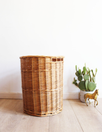 Vintage rotan mand van rotan. Retro rieten wasmand