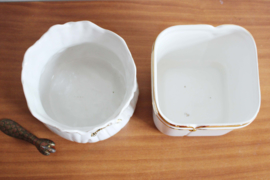 Set witte vintage bloempotten met gouden rand. 2 aardewerk retro potten