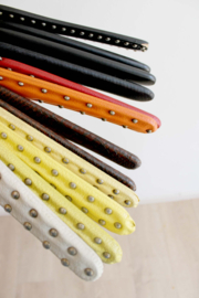 13 vintage kledinghangers van skai leer. Set retro kleerhangers o.a. met studs