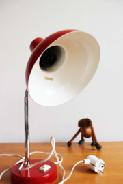 Rode retro bureaulamp. Vintage lampje met buigbare poot