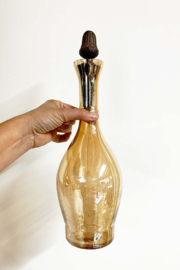 Amberkleurige glazen fles met een craquelé textuur. Vintage karaf met stop