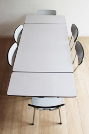 Witte uitschuifbare formica tafel met stoelen. Retro eettafel met stoeltjes