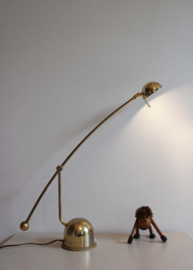 Goudkleurige vintage bureaulamp. Retro design tafel / hengellamp