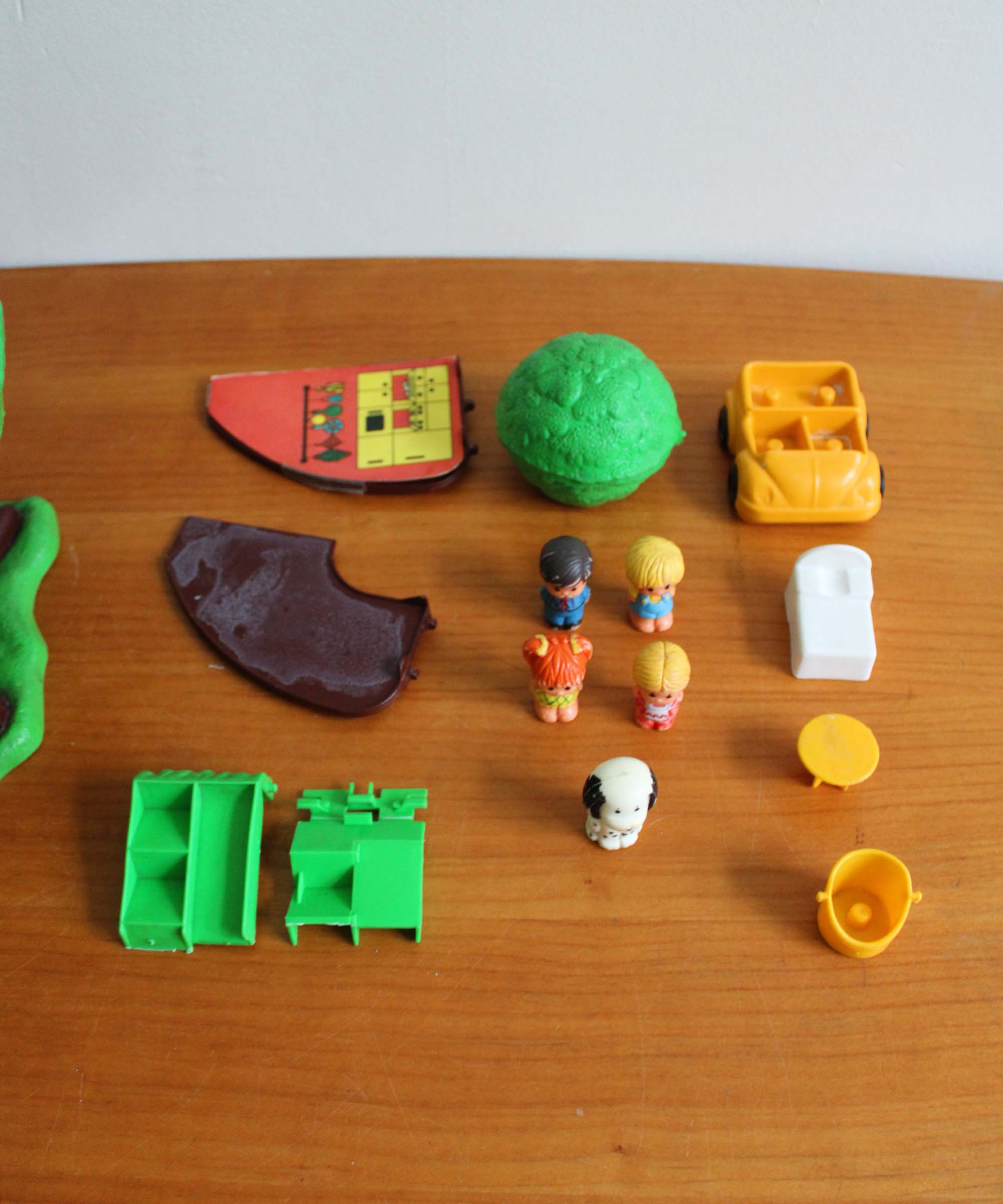 Vintage speelboom met Tree Tots family, incompleet. Retro TreeHouse met poppetjes