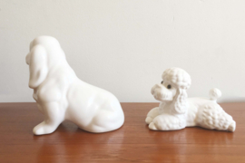 2 vintage honden beeldjes van wit aardewerk. Retro teckel en poedel beeldje
