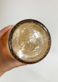 Amberkleurige glazen fles met een craquelé textuur. Vintage karaf met stop