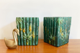 Twee vintage majolica bloempotten. Groene retro Bamboe potten