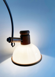 Houten vintage wandlamp met witte kap. Retro design booglamp - Steinhauer?