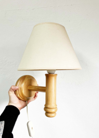 Houten vintage wandlamp met kap. Retro Wabi Sabi lampje