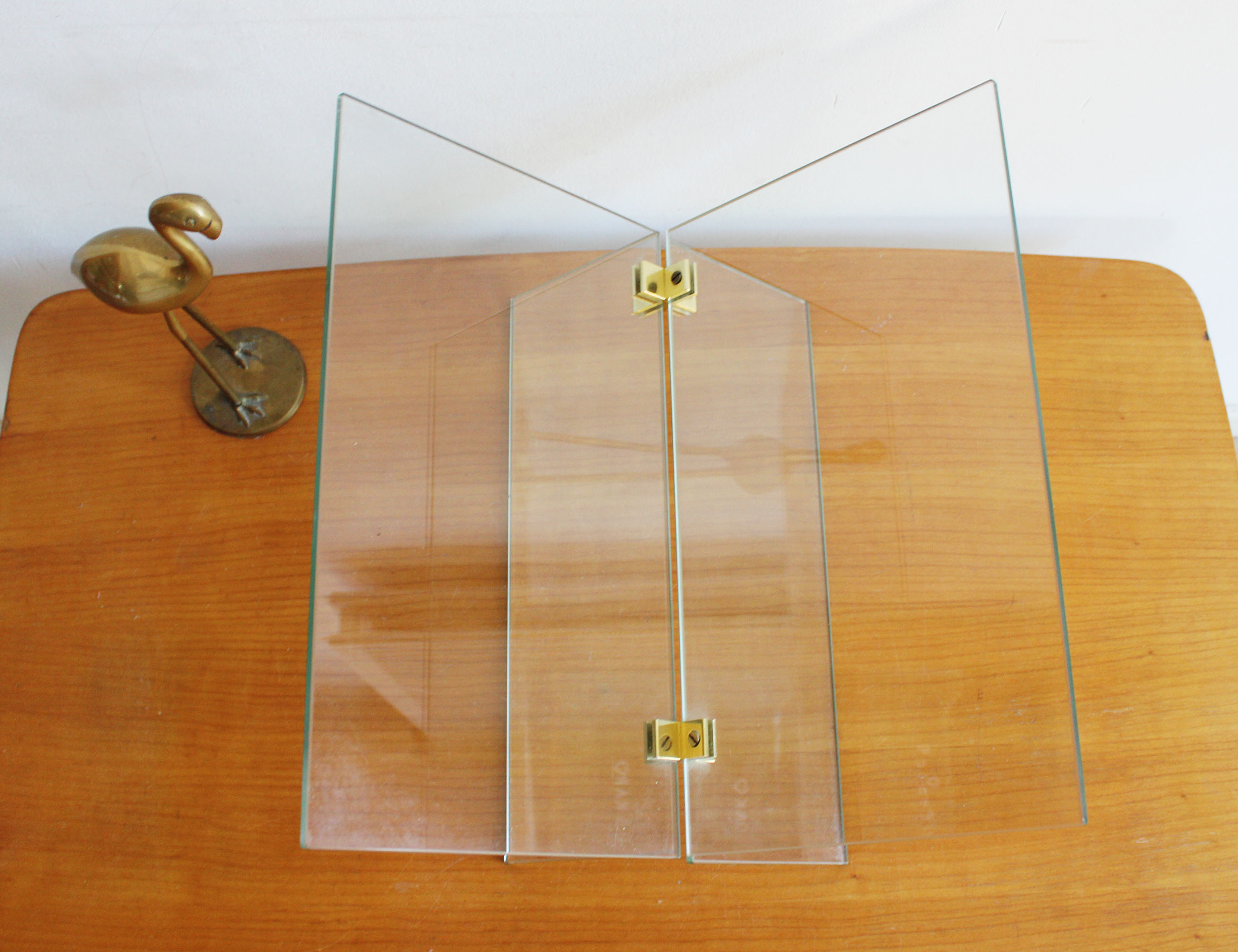 Glazen vintage boekenstandaard met goudkleurige details. Retro lectuurhouder