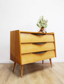 Houten vintage schoenenkast. Retro  dressoir / kast op schuine pootjes