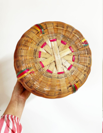 Boho rotan mandje met gekleurde details. Rieten vintage mand