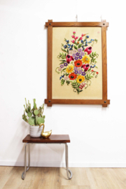 Groot handgemaakt wandpaneel met bloemen. Vintage borduurwerk,  getuft?