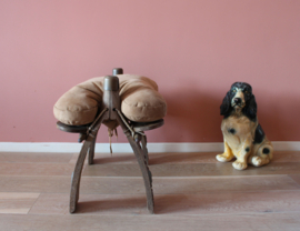 Vintage kamelenzadel kruk met bruin kussen. Houten Boho voetenbankje