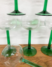 Set van 7 vintage wijnglazen op groene voet. Retro Elzasser glaasjes.