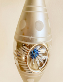 Glazen vintage kerstbal - pegel met deuk. Antiek zilveren kerstornament