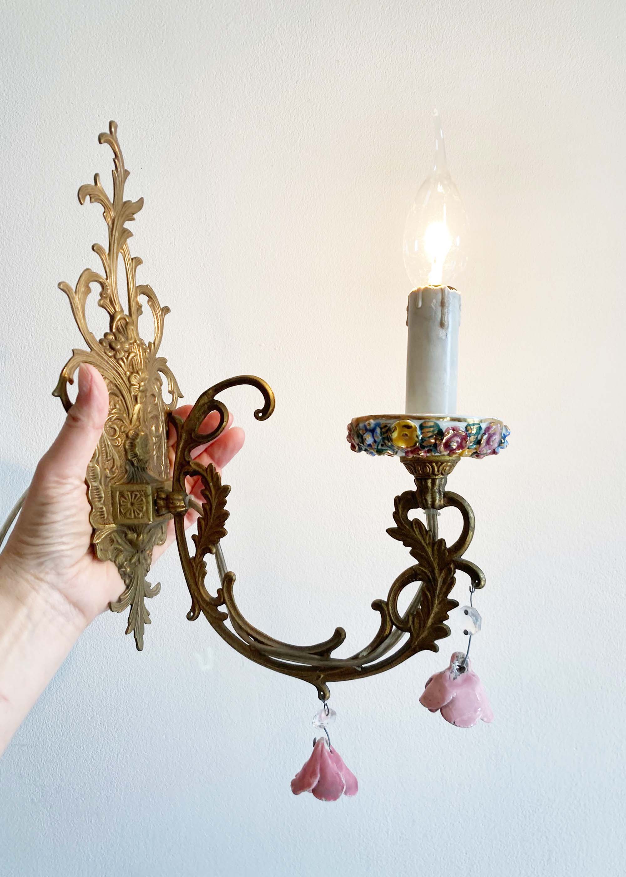 Vintage wandlampje met keramieken bloemetjes. Antiek 'kaars' lampje
