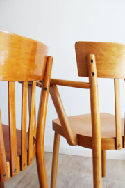 Set houten vintage cafe stoelen. Twee retro stoeltjes met armleuningen.