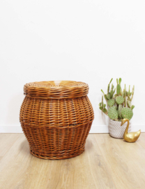 Rieten vintage mand met deksel. Retro opbergmand van rotan