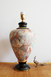 Grote vintage tafellamp met roze kap. Keramieken lamp met gouden randje