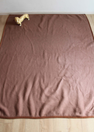 Grote vintage deken met ruitjes. Retro vegan sprei van dralon, beige / bruin
