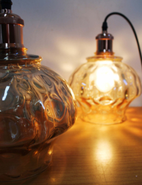 Set van 2 vintage hanglampjes van gebobbeld glas. Retro lampen met nieuw snoer
