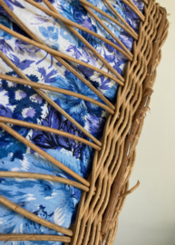 Rotan vintage naaimand met bloemetjes stof. Retro mand /doos/ kistje.