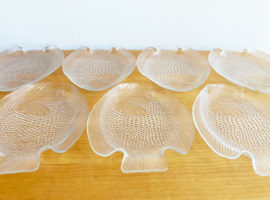 Set van 7 glazen vintage borden in vis vorm. Retro Arcoroc visborden
