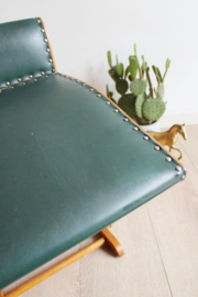 Vintage voetenbankje met groene skai bekleding. Houten retro schommelbankje
