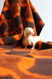Tweepersoons vintage deken van Didas. Retro vegan sprei van dralon, oranje - bruin