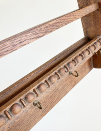 Houten vintage bordenrekje. Brocante rek voor aan de muur.