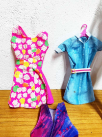 Vintage Barbiepop met extra kleertjes. Retro speelgoed pop met kleding