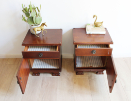 Set houten vintage nachtkastjes. Twee Art Deco stijl retro kastjes